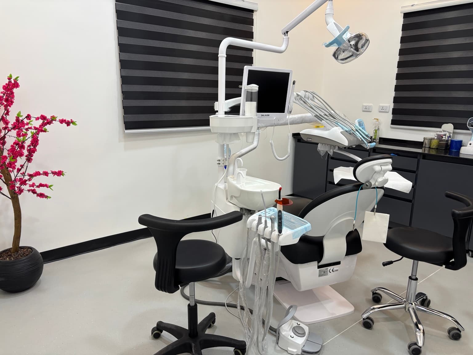 غرفة علاج مجهزة في عيادة أسنان في عمّان غرفة علاج مجهزة في عيادة أسنان في عمّان